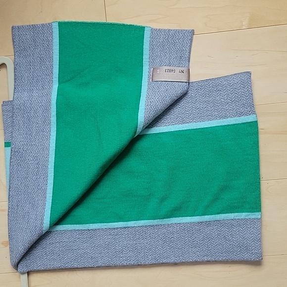 GAP scarf 69×12.Gray, green, mint. Reversible colors.new condition , never worn - Picture 2 of 3